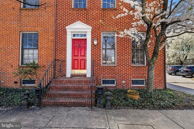 Photo - 211 W Hill St