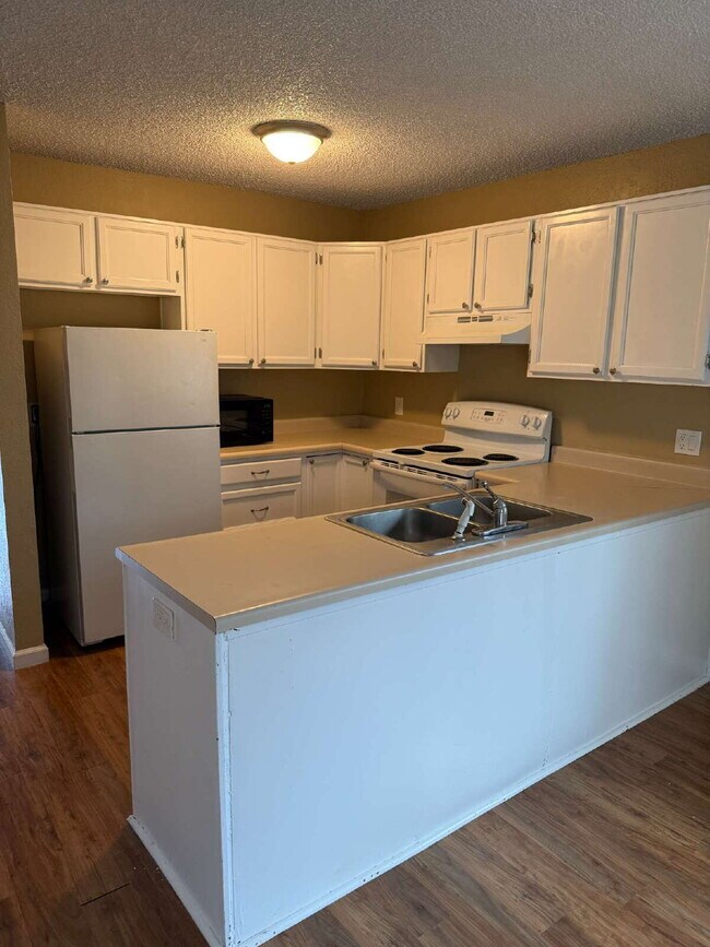 Newly Updated 2 Bedroom 1 Bath Condo Close to Downtown Elizabeth!