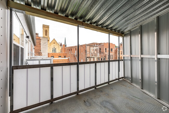 Studio - 500SF - Balcony