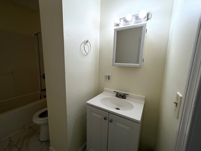 99 Lounsbury Ave Unit 1