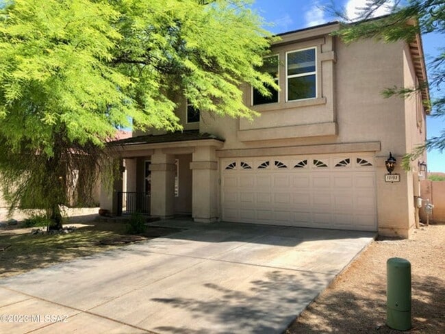 Building Photo - Spacious 4 Bedroom 2.5 Bath Home with Pool in Oro Valley