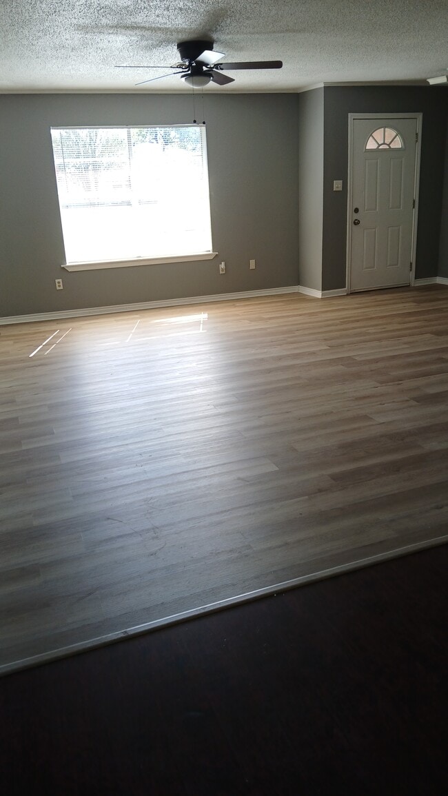 Photo - 23 Parkland Cir