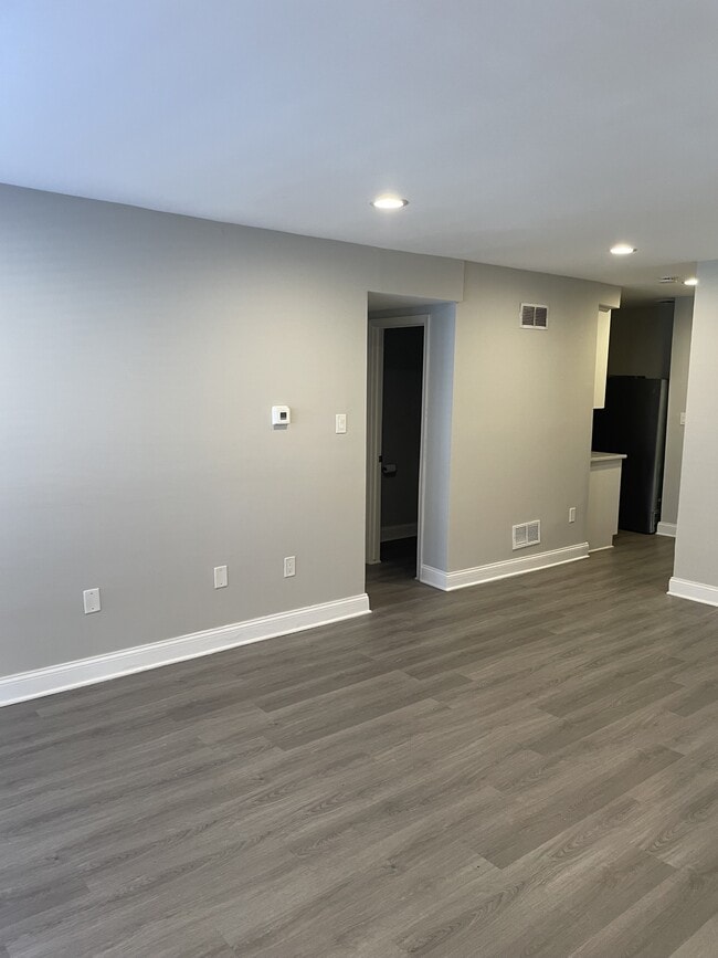 Photo - 1935 Addison Rd S