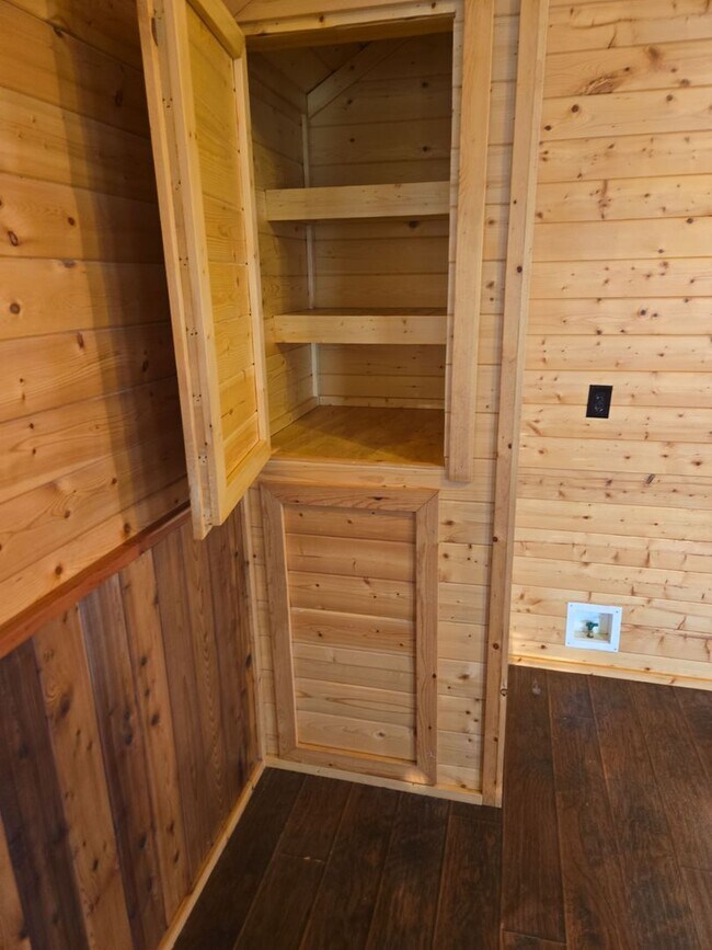 Photo - 1/1 LOG CABIN HORSE PROPERTY with Yard and Shed Row