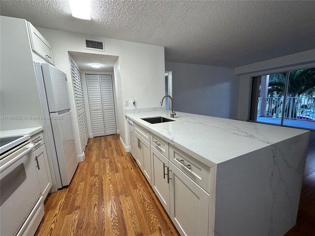 Building Photo - 10421 SW 157th Pl Unit 203