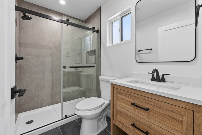 Photo - 680 E 45th St