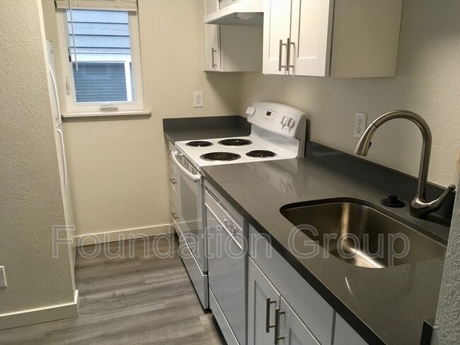 Photo - 916 N 104th St
