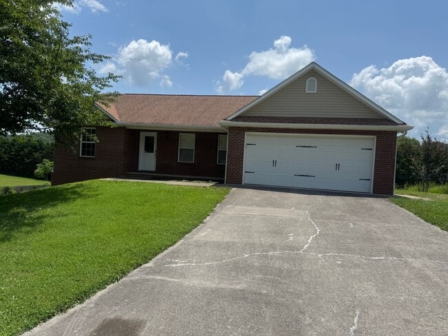 Building Photo - Seymour 37865 - 3 Bedroom, 2 Bath Home with a 3-Car Garage - Contact Lisa Vineyard and Shannon Ru...