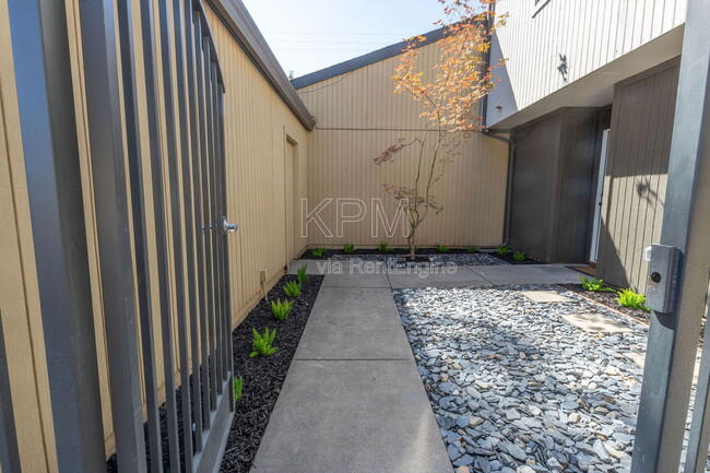 Photo - 955 Academy St