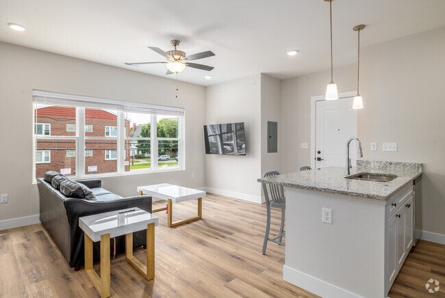 1BR, 1BA - 800SF - Living Room - 305 W Washington St