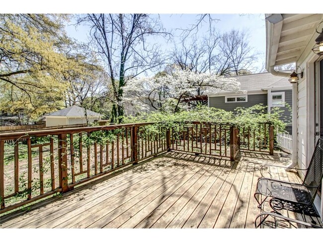 back deck off of kitchen and laundry room area - 182 2nd Avenue Southeast Casa