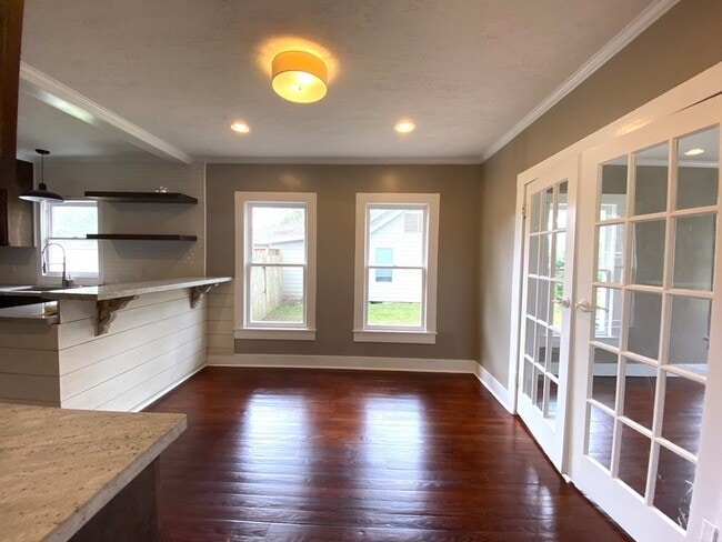 Photo - 513 E Bernard St