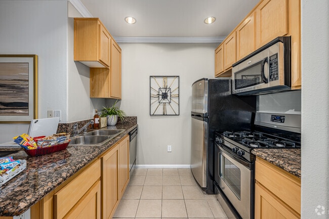 1BR, 1BA - 647SF - Kitchen