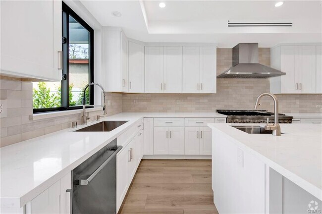 Building Photo - 251 S Griffith Park Dr Rental