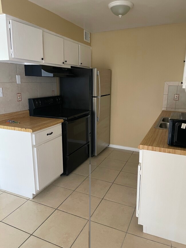 Kitchen - 140 Minna Ln Unit 409