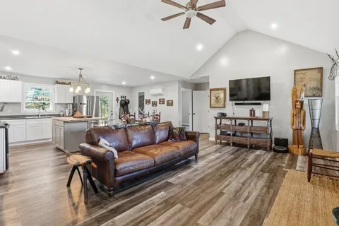 Photo - 145 S Lovers Ln