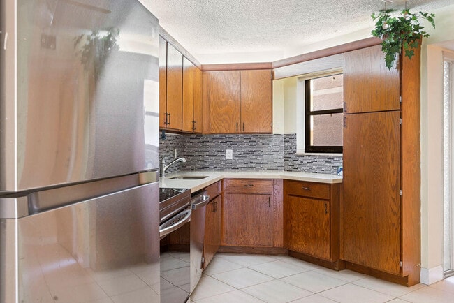 Building Photo - 5701 Camino Del Sol Unit 204