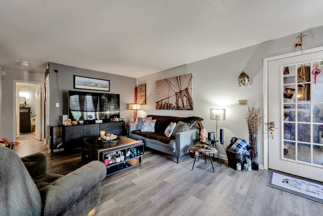 Photo - 411 Nottinghill Park