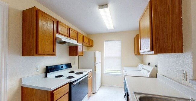 Photo - AVAILABLE NOW! - FULLY FURNISHED Unit A