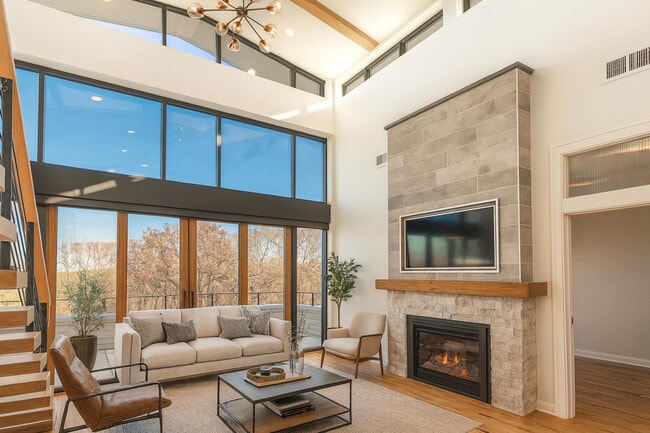 Photo - 215 E Pleasant St