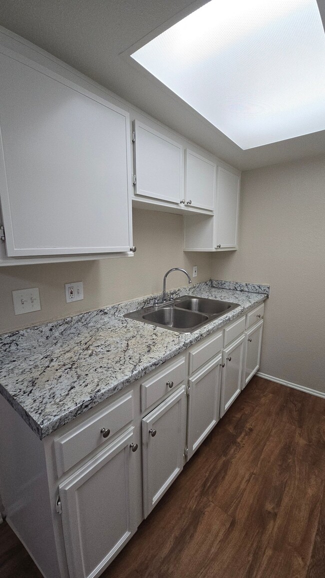 Photo - 2050 S Euclid Ave Unidad 202