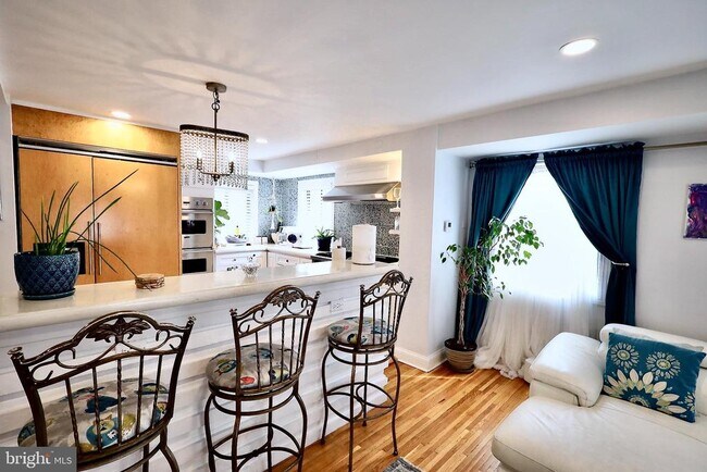 Photo - 701 Lombard St