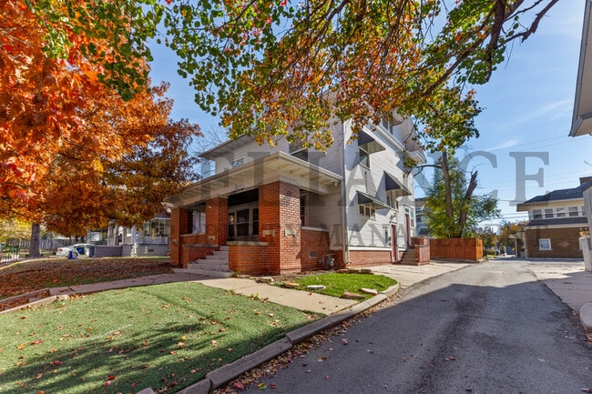 Building Photo - 3325 Victor Pl Unit 2