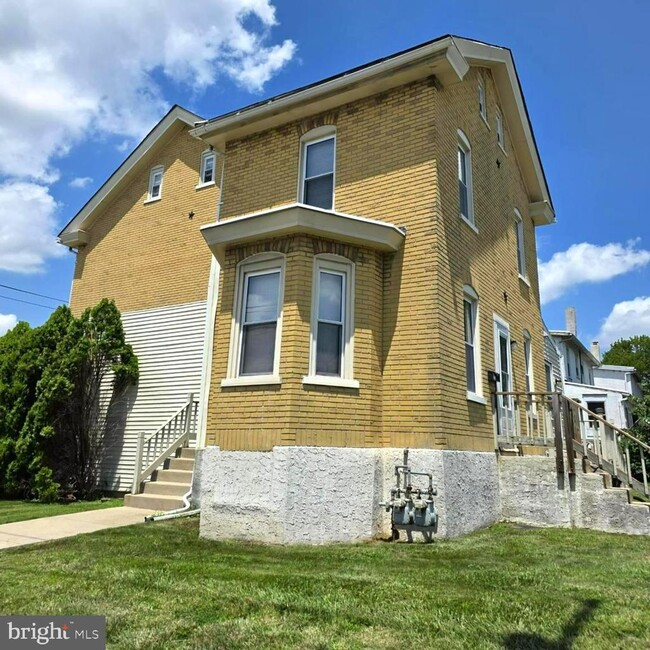 Building Photo - 201 N Line St Rental