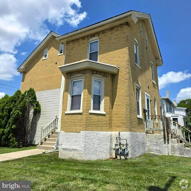 Building Photo - 201 N Line St Rental