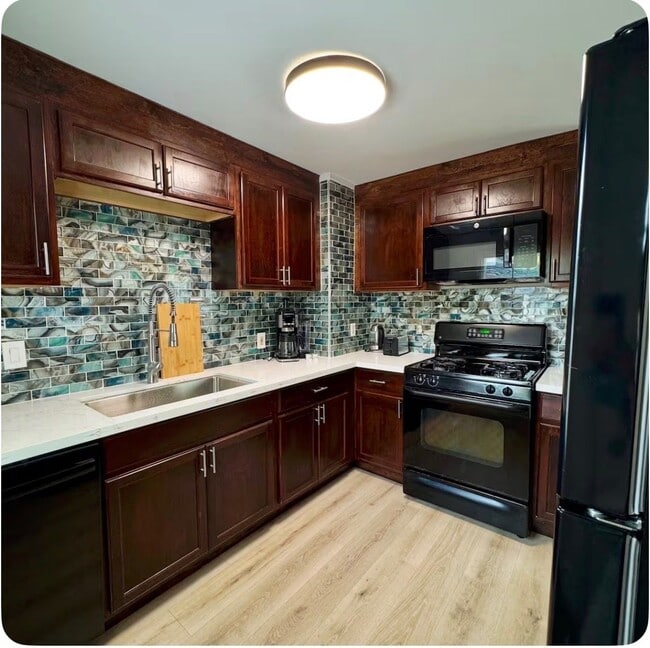 Building Photo - 5224 NE 62nd Ave