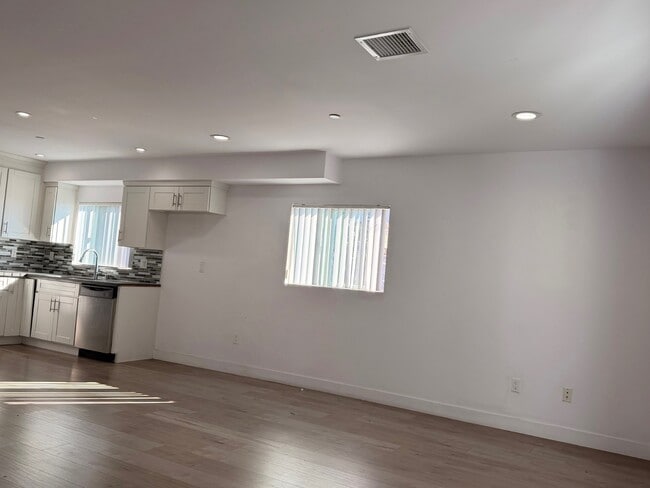 Photo - 3527 3/4 Siskiyou St