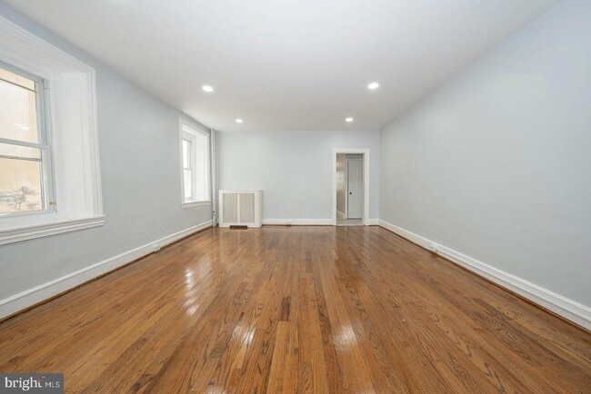 Photo - 201 Dupont St