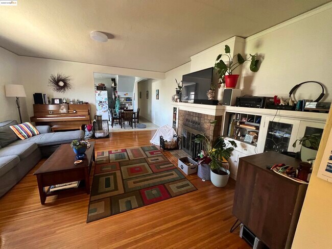 Photo - 900 Everett Ave