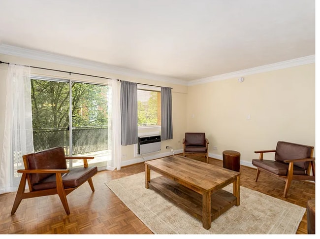 Large Sunlit Living Area - 1800 Jefferson Park Ave Unit 5 Garden Apartment