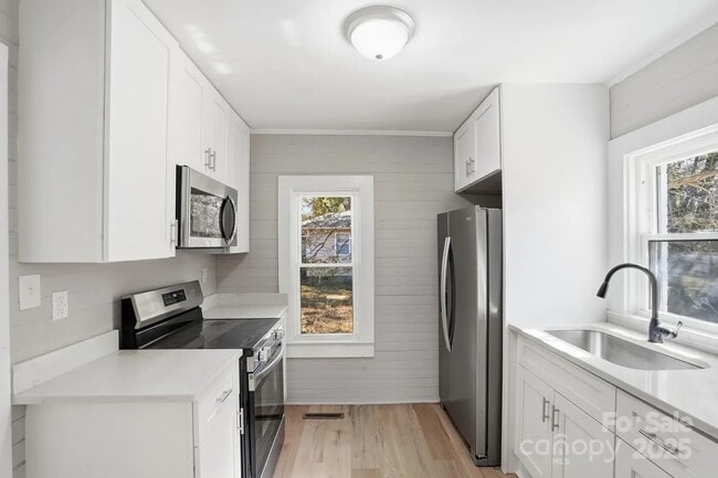 Photo - 9030 Reid St