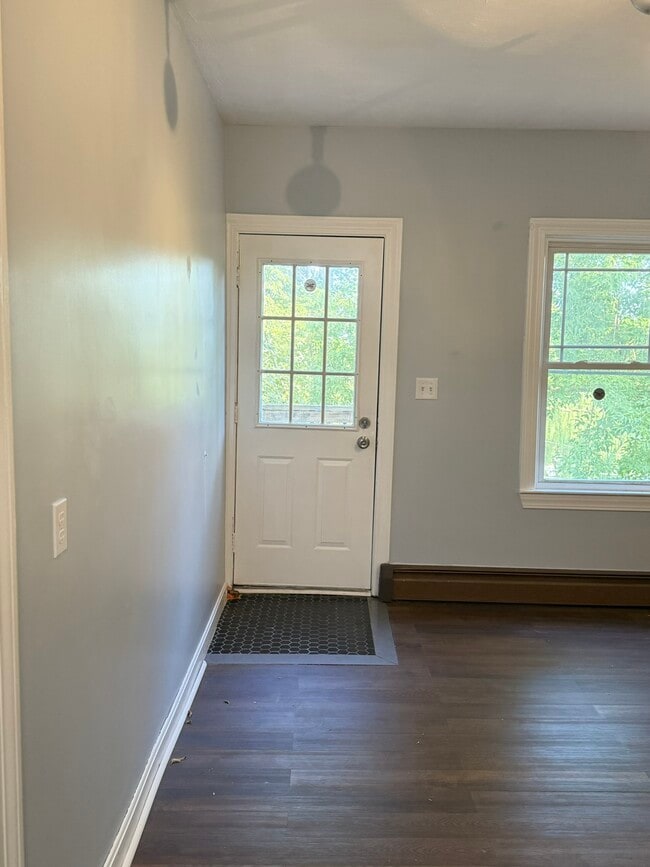 PUERTA TRASERA - 461 Aiken Ave Unidad 2 BR Home Dacrut