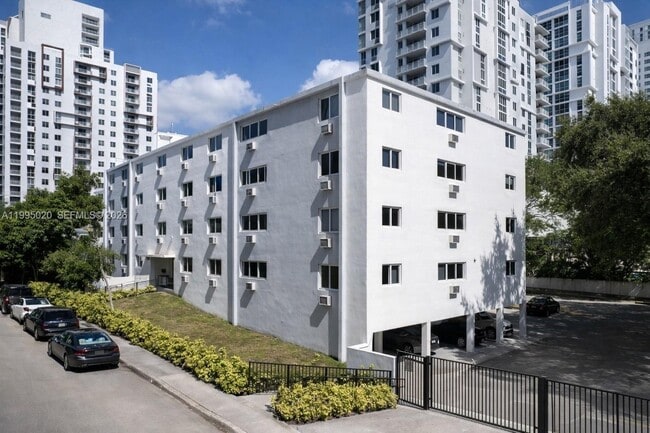 Building Photo - 143 SW 9th St Unit 105