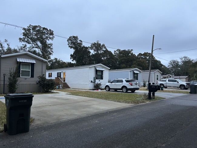 1st Taupe Mobile Home 2/2 LikeNEW - 656 Warner Ave Rental