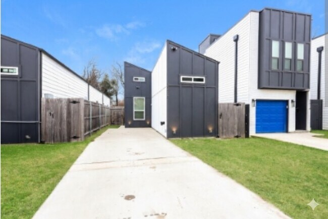 Building Photo - 2216 Dyson St