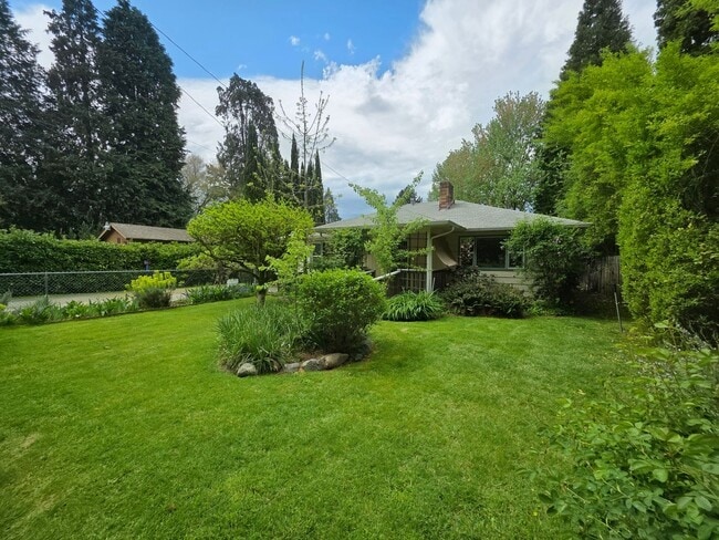 Building Photo - Country Garden in City Limits