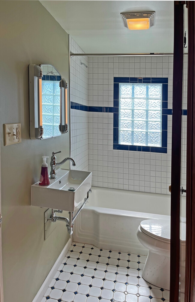 Bathroom - 939 Washington Ave