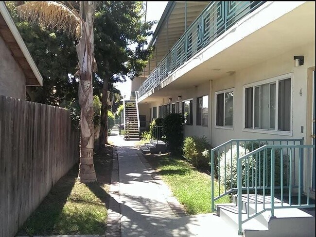 Photo - 633 E. 99th St.