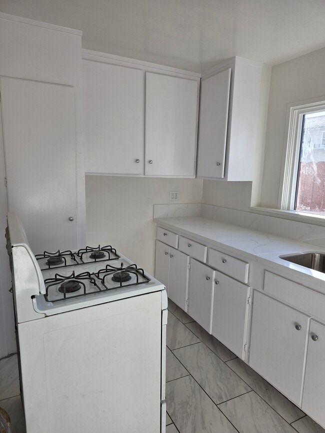 Kitchen - 1443 E Maple St