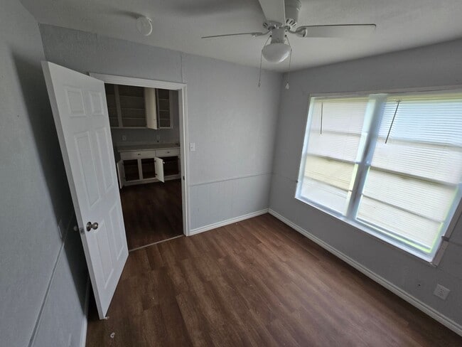 Photo - Freshly Remodeled 4-Bedroom Home in Deniso...