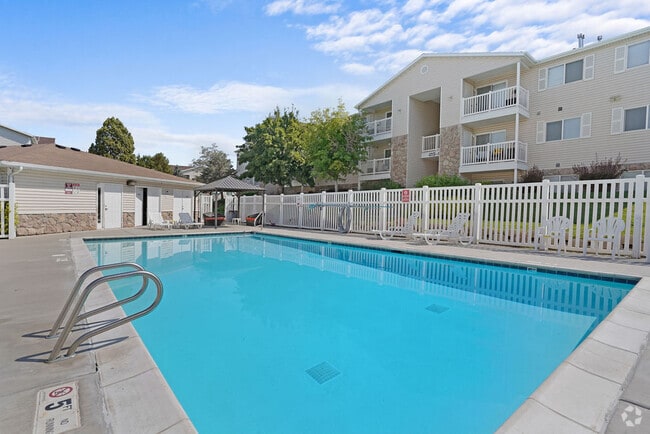 Pool and Sundeck - Clinton Towne Center Apartments