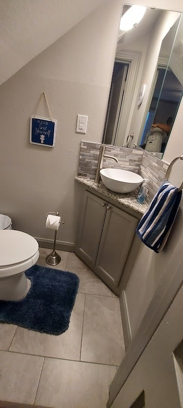 Half-Bath Downstairs - 3338 Blodgett St Unit 3338