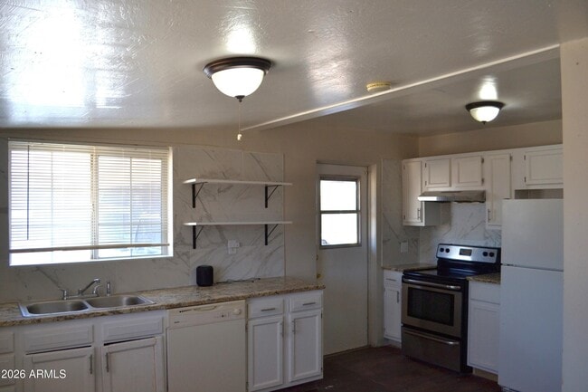Photo - 711 E 4th St