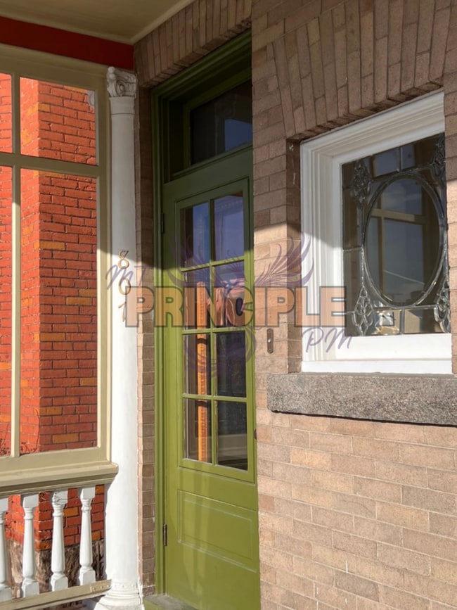 805-807 W Galena St - 805-807 W Galena St Unit Charming Top apartment with views
