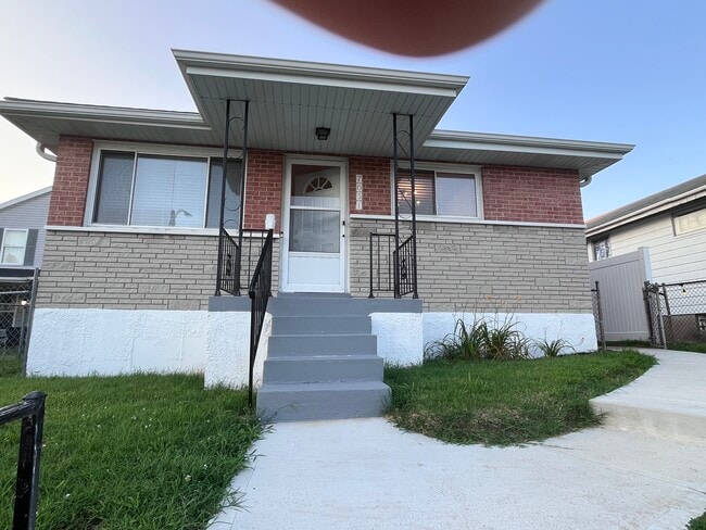 Photo - 7051 Lansdowne Ave House