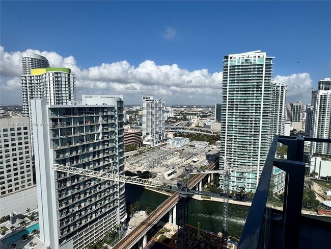 Building Photo - 88 SW 7th St Unit 3012 Rental